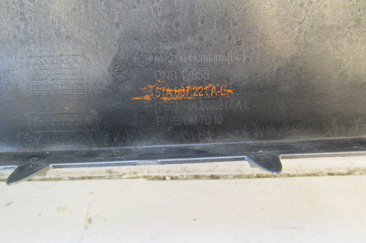 VW Touran Stoßstange vorne Stoßfänger Frontschürze original 5TA807221 PDC