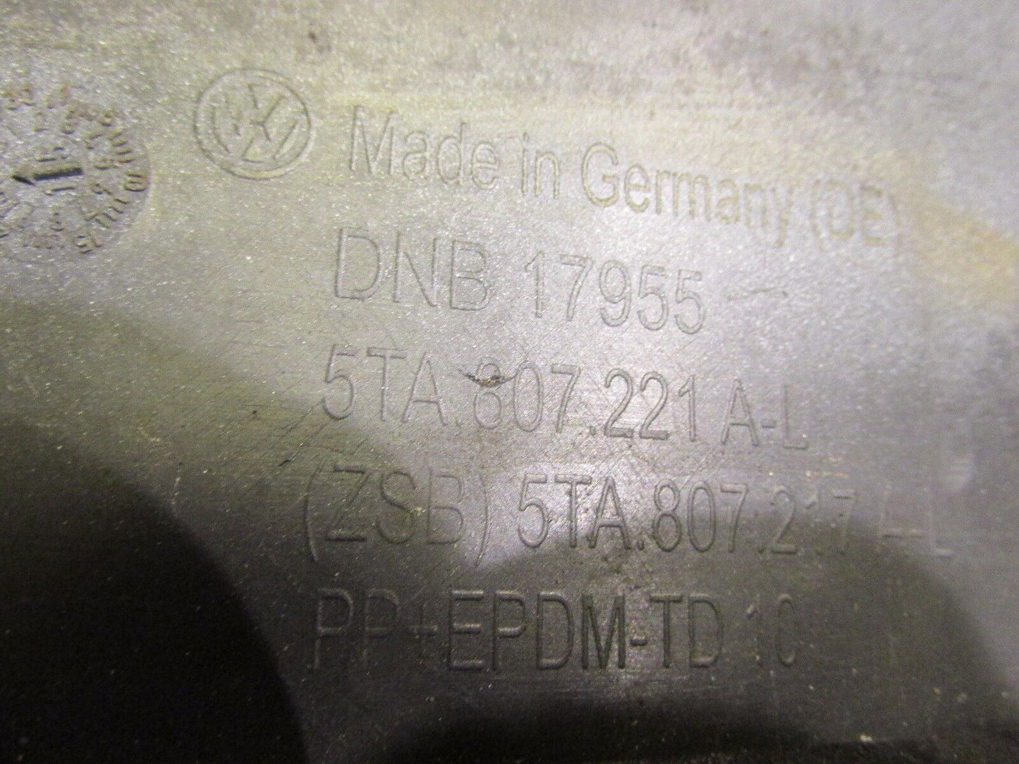VW Tiguan Stoßstange vorne - Frontschürze - Stoßfänger original 5TA802221AL PDC