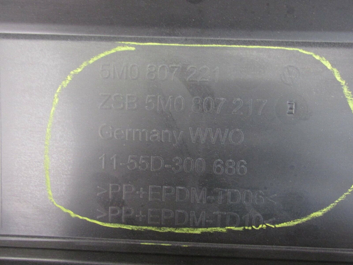 Neu original VW Stoßstange vorne Stoßfänger Frontschürze 5M0807221 / 5M0807217