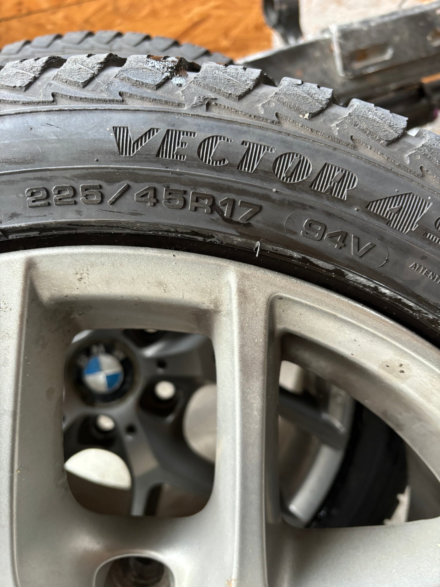 1x Goodyear BMW 1 Winterreifen 4 Seasons Alufelgen 225/45 R17 94V