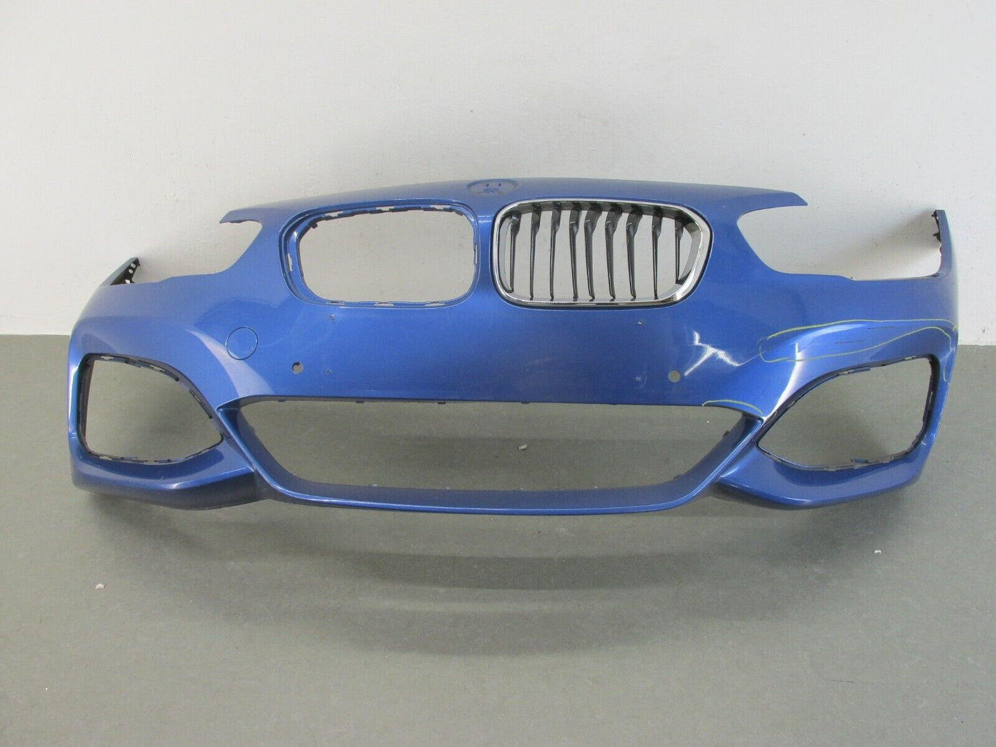 BMW 1 F20 M Paket Stoßstange vorne Stoßfänger Frontschürze 51118060283 Mit Riss