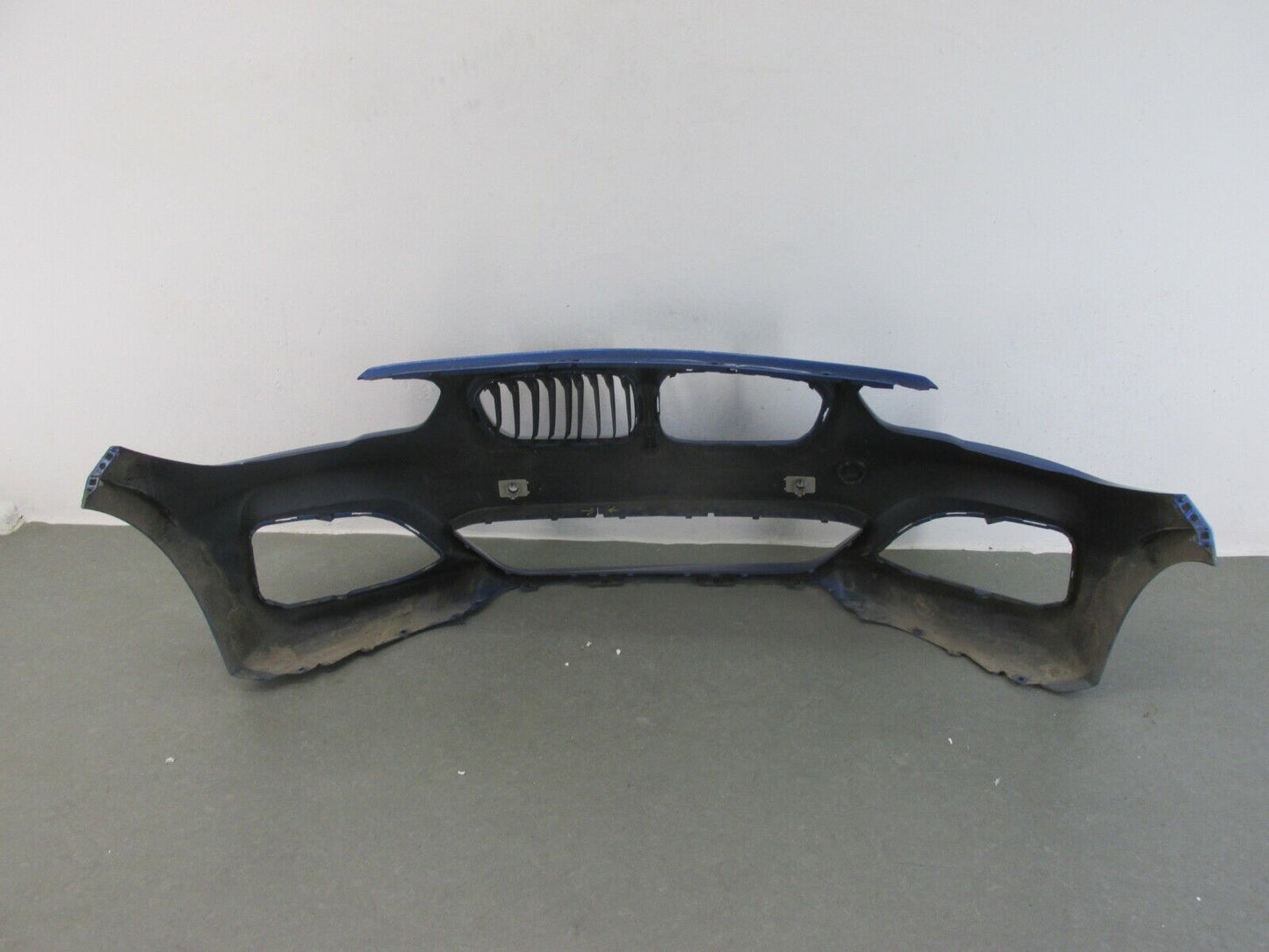 BMW 1 F20 M Paket Stoßstange vorne Stoßfänger Frontschürze 51118060283 Mit Riss