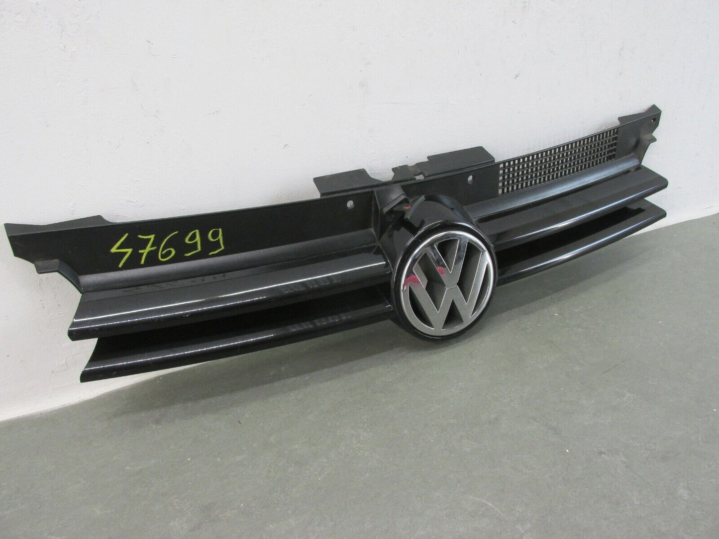 VW Golf IV original Grill Frontmaske Frontgrill Kühlergrill 1J0853651F