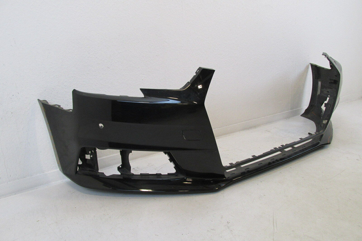 Audi A4 8W  Stoßstange vorne  Stoßfänger  Frontschürze 8W0807437 PDC