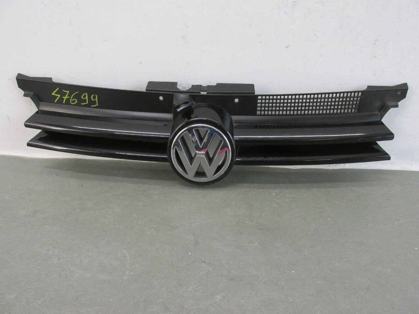 VW Golf IV original Grill Frontmaske Frontgrill Kühlergrill 1J0853651F