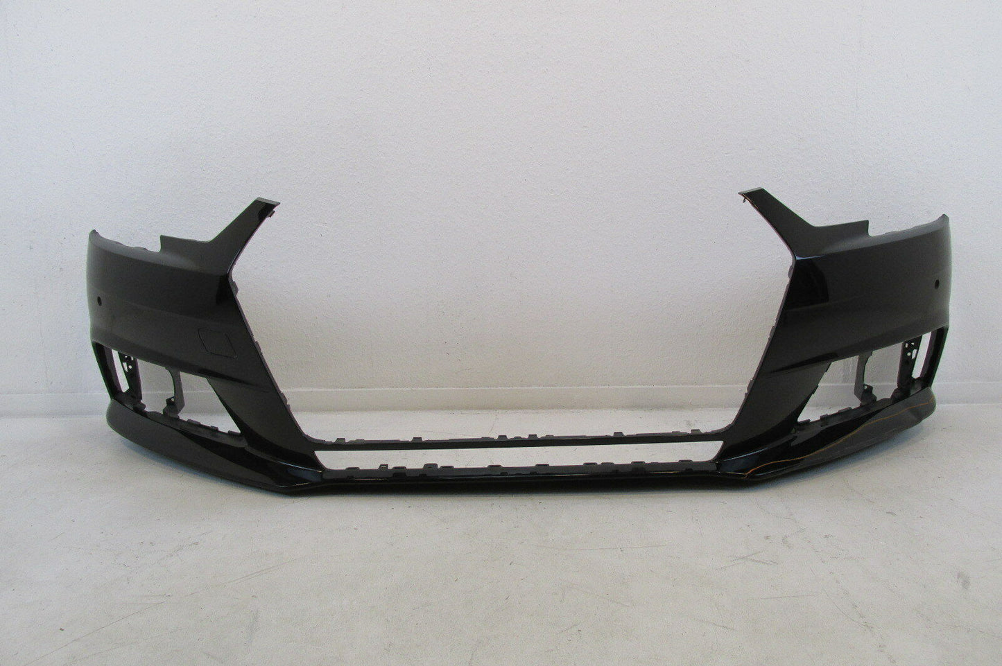Audi A4 8W  Stoßstange vorne  Stoßfänger  Frontschürze 8W0807437 PDC